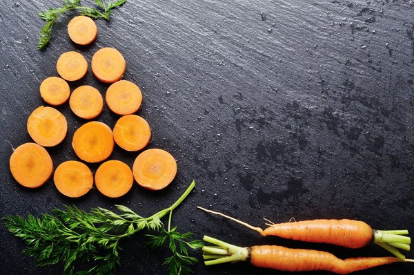 Comment styliser un pull à col cheminée pour un look de soirée décontracté ?